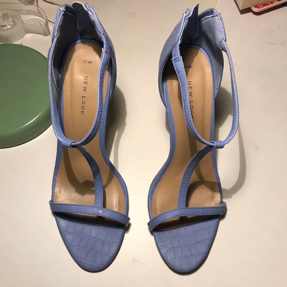 Simple Strappy Heels. Perfect for Prom/Graduation - Picture 2 of 3